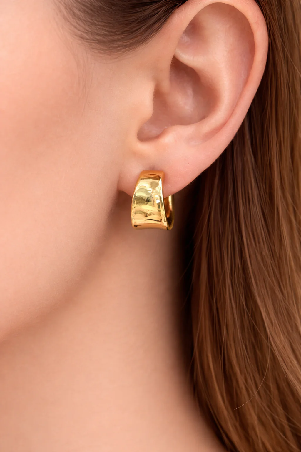 Estate 18K Yellow Gold Tapered Hoop Earring - Image 2