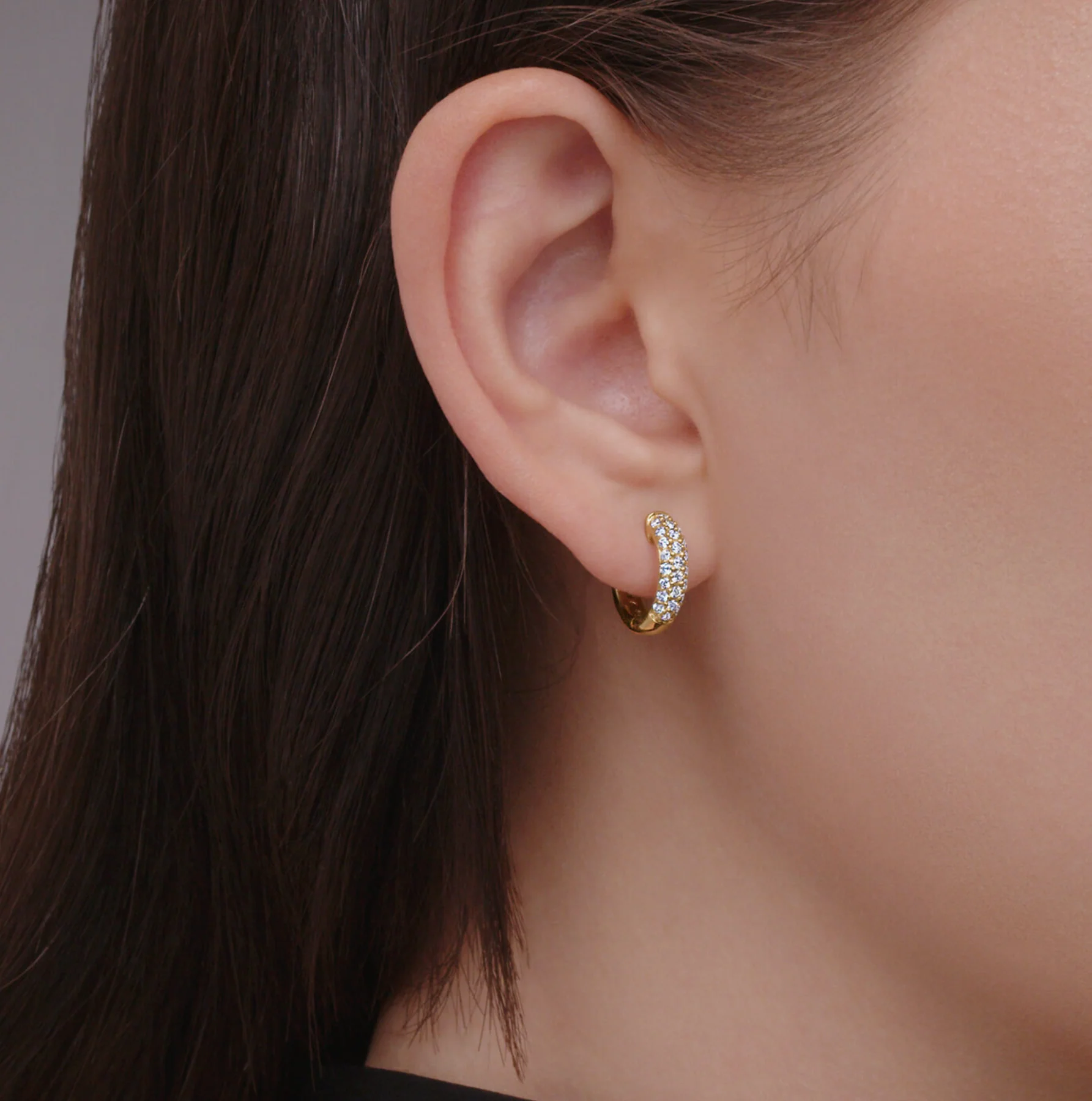 Kwiat Reserve Moonlight Petite Hoop Earrings with Pavé Diamonds in 18k Yellow Gold - Image 2