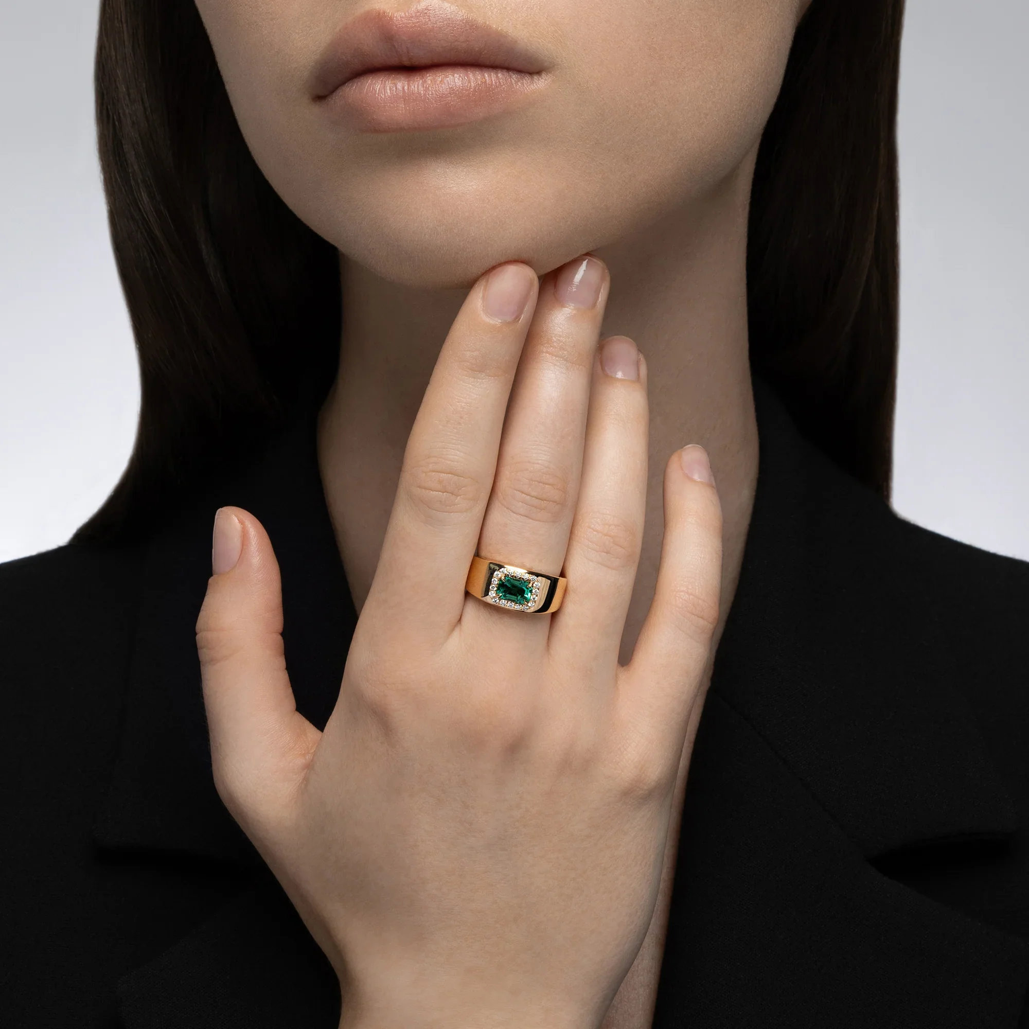 Mark Henry 18k Yellow Gold Heirloomed Octagonal Emerald Cigar Band - Image 3