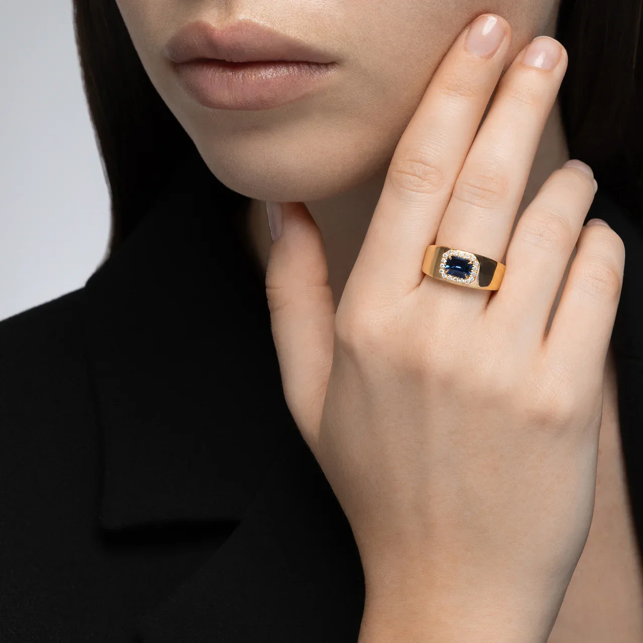 Mark Henry Felicity 18K Yellow Gold Heirloomed Octagonal Sapphire Cigar Band - Image 3