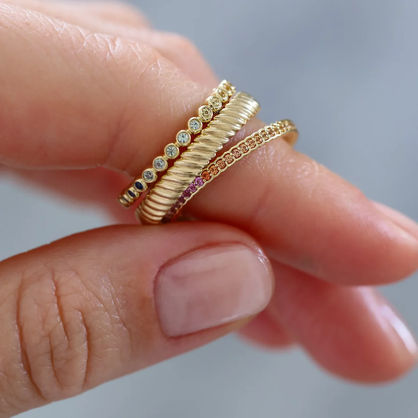 Sethi Couture 18K Yellow Gold Rainbow Sapphire Scallop Band - Size 6.5 - Image 2